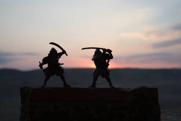 Silhueta Dois Samurais Duelo Imagem Com Dois Samurais Céu Pôr — Fotografia de Stock