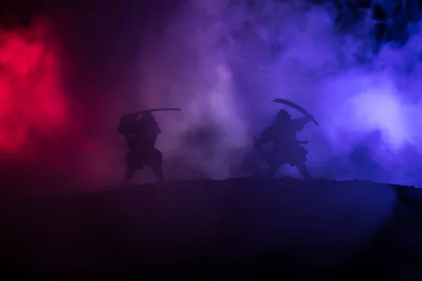 两个武士的剪影在决斗 图片与两个武士和日落的天空 选择性聚焦 — 图库照片