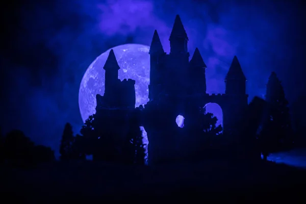 神秘的中世纪城堡在一个朦胧的满月 放弃哥特式的老城堡在晚上 选择性聚焦 — 图库照片