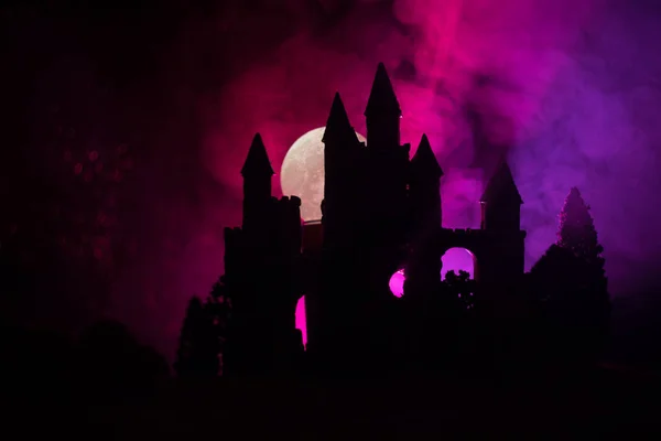 Таємничий Середньовічний Замок Туманному Повний Місяць Старий Замок Вночі Покинув — стокове фото