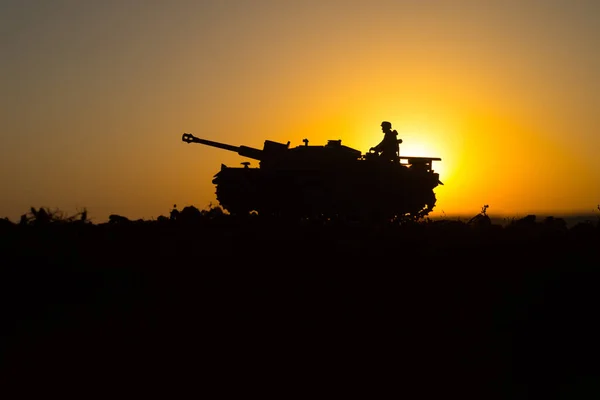 Kriegskonzept Militärische Silhouetten Kampfszene Deutsche Panzer Und Soldaten Sonnenuntergang Angriffsszene — Stockfoto