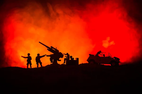 Cañón Antiaéreo Siluetas Militares Que Luchan Escena Fondo Del Cielo — Foto de Stock