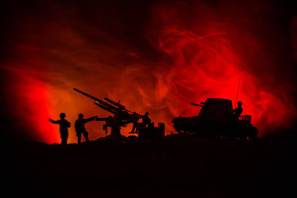 Концепция войны. Военные силуэты боевой сцены на фоне тумана войны, силуэты немецких танков мировой войны под облачным горизонтом ночью. Сцена нападения. Бронетехника. Танки