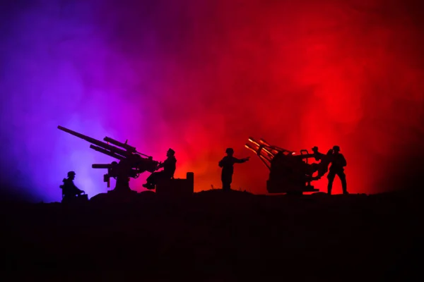 Cañón Antiaéreo Siluetas Militares Que Luchan Escena Fondo Del Cielo — Foto de Stock