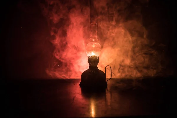 Lâmpada Óleo Iluminando Escuridão Queima Fundo Lâmpada Querosene Iluminação Conceito — Fotografia de Stock