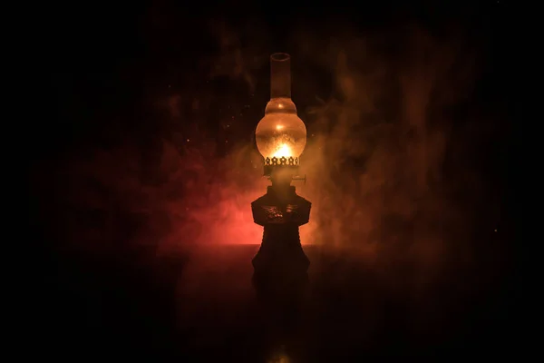 油灯照亮黑暗或燃烧煤油灯背景 概念照明 — 图库照片