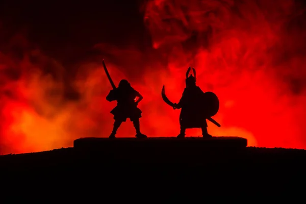 Siluety Dvou Středověkých Válečníků Duelu Obrázek Dvěma Bojovník Mečem Tmavě — Stock fotografie