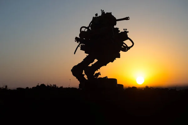 巨大ロボットのシルエット 未来のタンク内の夕暮れ時のアクション 戦闘車両 — ストック写真