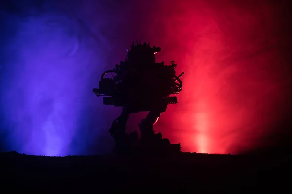 ジャイアント ロボットのシルエット 未来のタンク内の霧火空背景を持つアクション 戦闘車両 — ストック写真