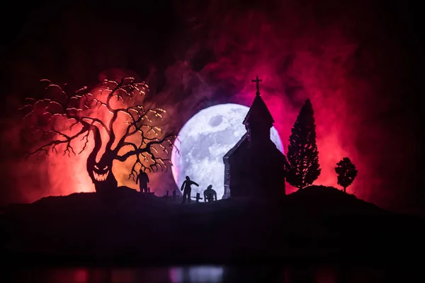 Straszny Widok Zombie Cmentarz Zmarłe Drzewo Księżyc Kościół Upiorny Pochmurnego — Zdjęcie stockowe