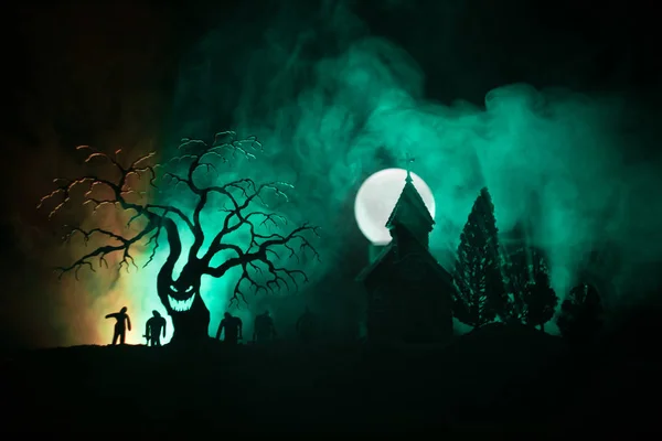 Zombi Mezarlığı Ölü Ağaçlar Moon Kilise Ürkütücü Bulutlu Gökyüzü Sis — Stok fotoğraf