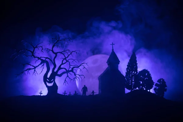 Zombi Mezarlığı Ölü Ağaçlar Moon Kilise Ürkütücü Bulutlu Gökyüzü Sis — Stok fotoğraf