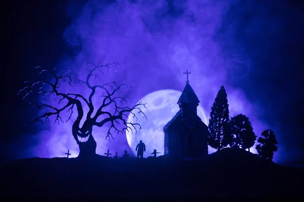 Vista Spaventosa Zombie Cimitero Albero Morto Luna Chiesa Cielo Nuvoloso — Foto Stock