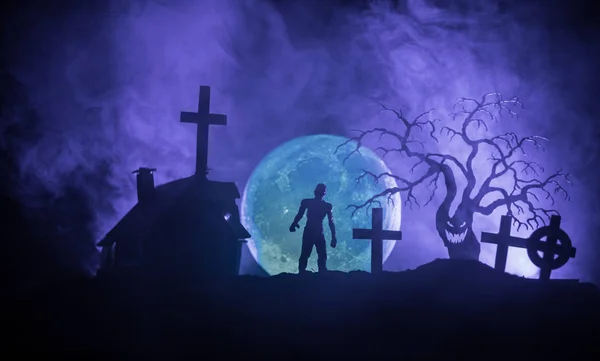 Děsivý Pohled Zombie Hřbitově Mrtvý Strom Měsíc Církev Strašidelné Zamračená — Stock fotografie