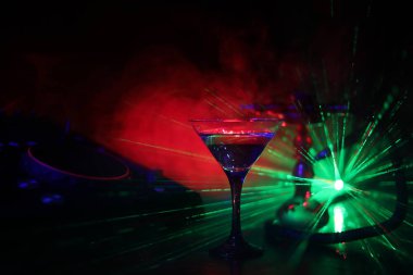 Martini gece kulübünde dj denetleyicisinde içinde zeytin ile bardak. Club içki gece kulübünde şık oryantal shisha ile müzik partide DJ konsolu
