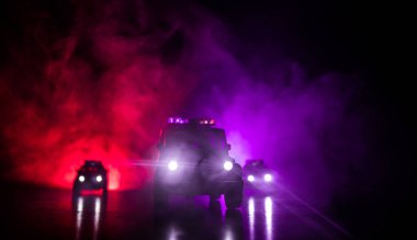 Geceleri polis arabaları. Polis arabası sisli bir arabayı gece takip ediyor. 911 acil durum arabası suç mahalline doğru hızla gidiyor. Seçici odak