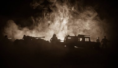 Savaş kavramı. Askeri siluetleri sahne savaş sis gökyüzü arka plan üzerinde mücadele, siluetleri aşağıda bulutlu manzarası, gece mücadele. Savaş sahnesi. Askerler ile ordu jeep araç. Ordu jeep