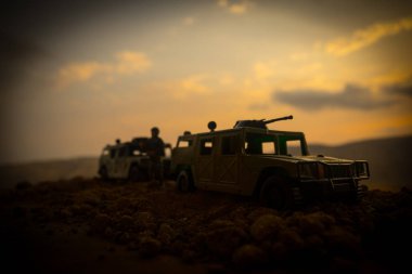 Savaş kavramı. Askeri savaş sis gökyüzü arka plan, Dünya Savaşı askerler siluetleri aşağıda bulutlu manzarası gün batımında dövüş sahnesinde siluetleri. Saldırı sahne. Zırhlı araçlar. tank içinde hareket