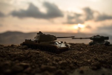 Savaş kavramı. Askeri savaş sis gökyüzü arka plan, Dünya Savaşı askerler siluetleri aşağıda bulutlu manzarası gün batımında dövüş sahnesinde siluetleri. Saldırı sahne. Zırhlı araçlar. tank içinde hareket