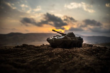 Savaş kavramı. Askeri savaş sis gökyüzü arka plan, Dünya Savaşı askerler siluetleri aşağıda bulutlu manzarası gün batımında dövüş sahnesinde siluetleri. Saldırı sahne. Zırhlı araçlar. tank içinde hareket
