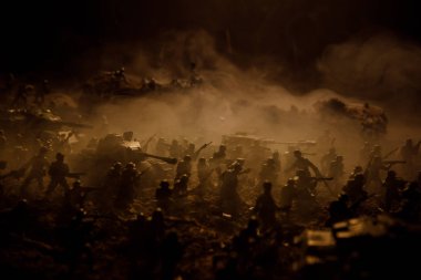 Savaş kavramı. Askeri siluetleri sahne üzerinde savaş sis sky mücadele arka plan, Dünya Savaşı askerler siluetleri bulutlu manzarası, gece aşağıda. Saldırı sahne. Zırhlı araçlar. Seçici odak. Dekorasyon