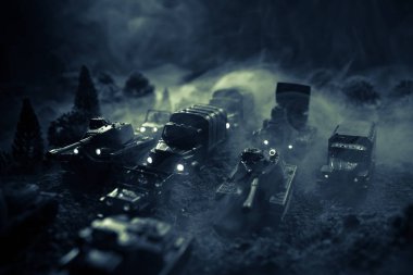 Savaş kavramı. Askeri siluetleri sahne üzerinde savaş sis sky mücadele arka plan, Dünya Savaşı askerler siluetleri bulutlu manzarası, gece aşağıda. Saldırı sahne. Zırhlı araçlar. Seçici odak. Dekorasyon