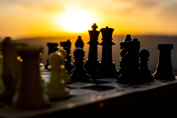 棋盘游戏概念的商业理念和竞争策略思想 国际象棋图上的棋盘室外日落背景 选择性聚焦 — 图库照片