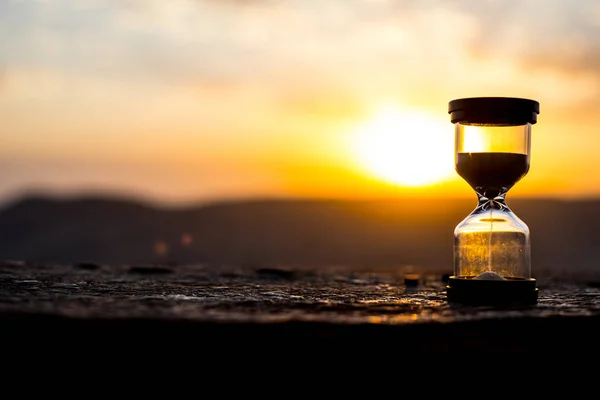 Sanduhr Vorüberziehende Zeitraffer Wolken Eine Sanduhr Vor Einem Strahlend Blauen — Stockfoto