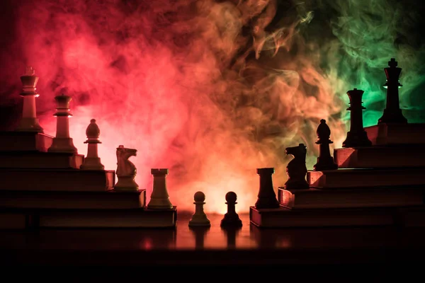 Verksamhetshierarkin Strategi Koncept Med Schackpjäser Chess Stående Pyramid Böcker Med — Stockfoto