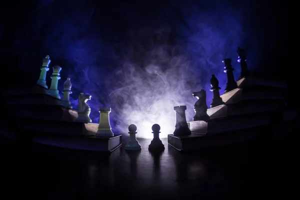 Obchodní Hierarchie Koncepce Strategie Šachové Figurky Šachy Stojící Pyramidě Knih — Stock fotografie