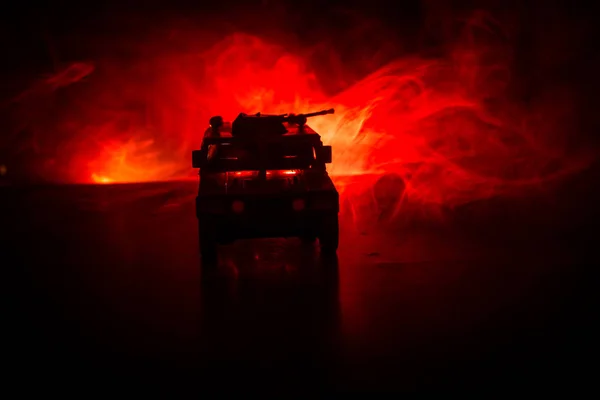 Koyu Tonda Sisli Arka Plan Üzerinde Askeri Devriye Arabası Ordu — Stok fotoğraf