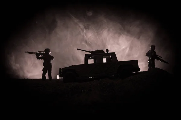 战争概念 军事剪影战斗场面在战争雾天空背景 战斗剪影在多云天际之下在晚上 战斗场面 军队吉普车与战士 军用吉普车 — 图库照片