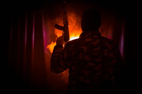 Silhouette Homme Avec Fusil Assaut Prêt Attaquer Sur Fond Brumeux — Photo