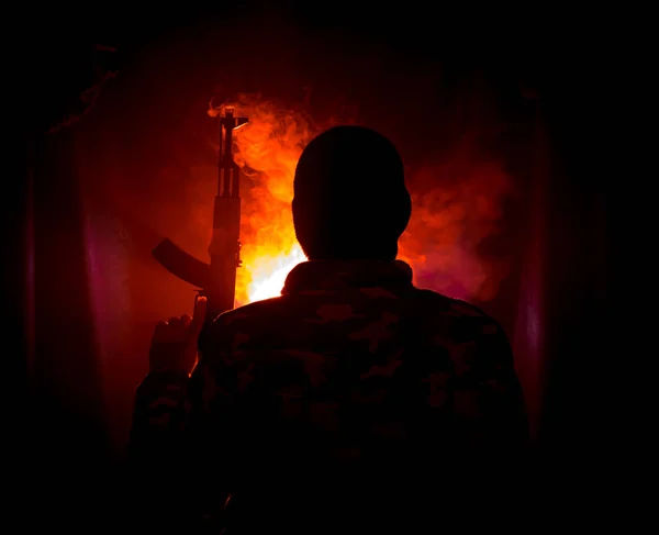 Silhueta Homem Com Rifle Assalto Pronto Para Atacar Fundo Enevoado — Fotografia de Stock