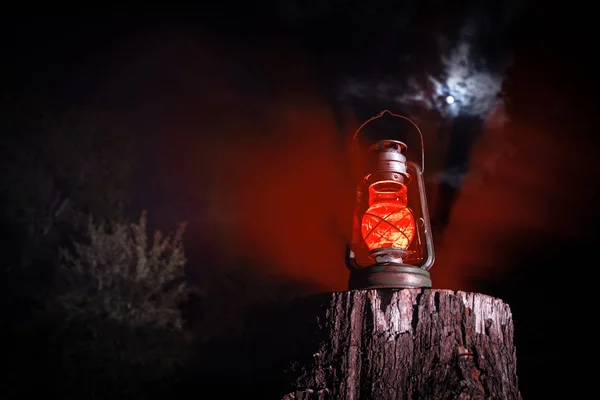 Conceito Halloween Horrível Queimando Lâmpada Óleo Velha Floresta Noite Cenário — Fotografia de Stock