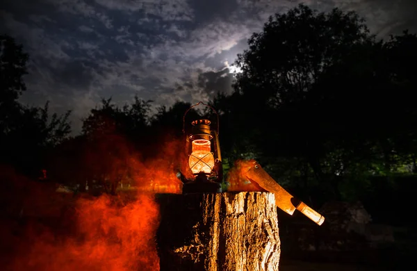 Horor Halloween Koncept Hořící Stará Olejová Lampa Lese Noci Noční — Stock fotografie