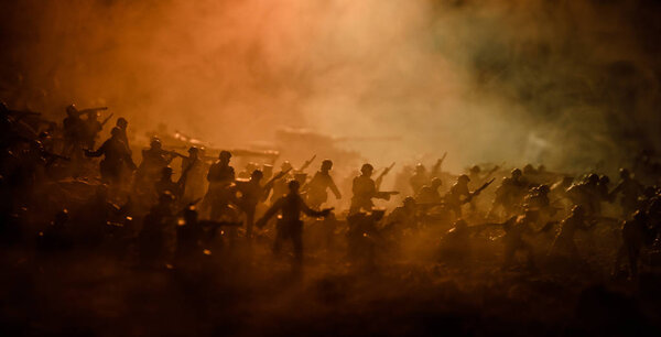 Концепция войны. Военные силуэты боевой сцены на фоне тумана на фоне неба войны, силуэты солдат мировой войны под облачным горизонтом ночью. Сцена нападения. Бронетехника. Выборочный фокус. Украшение
