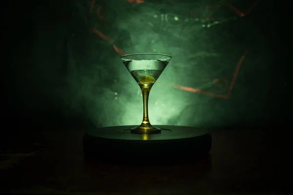 Glas Med Martini Med Oliv Inuti Närbild Glas Med Klubbdrink — Stockfoto
