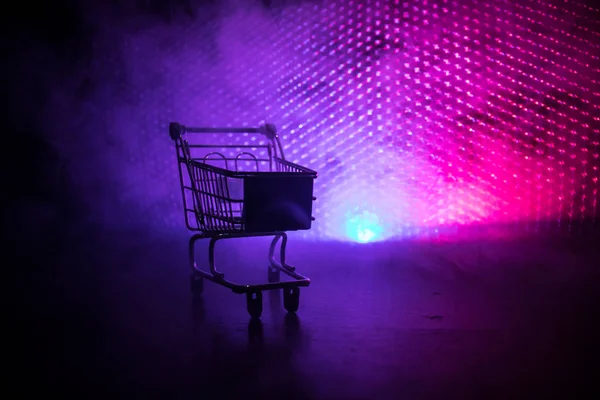 Leerer Einkaufswagen Auf Dunkel Getöntem Nebelhintergrund Mit Etwas Kopierraum Konzept — Stockfoto