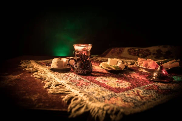 Arabian Glas Med Östra Snacks Matta Mörk Bakgrund Med Ljus — Stockfoto