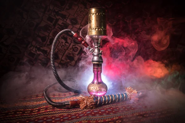 아라비아 내부에서 증기의 구름을 만드는 Shisha 그릇에 뜨거운 오리엔탈 카펫입니다 — 스톡 사진