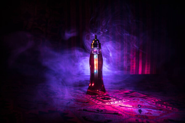 Антикварная и винтажная стеклянная бутылка на темном туманном фоне со светом. Яд или волшебная жидкость
.