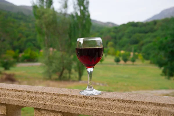 Picnic Aire Libre Con Vino Copa Vino Balcón Con Campo — Foto de Stock