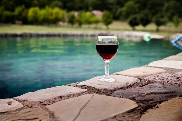 Dricka Högt Glas Poolen Förfriskning Sommardag Lila Juice Cocktail Eller — Stockfoto