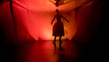 Ürpertici siluet koyu terk edilmiş binada. Korku manyak genel kavram ya da kabine kapılar ile karanlık koridor ve korkunç korku bebek ile farklı pozlar ayakta silüeti ışıklarla hakkında.