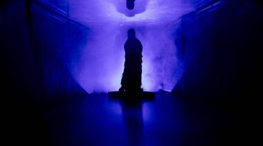 Ürpertici siluet koyu terk edilmiş binada. Manyak genel kavram ya da kabine kapılar ile karanlık koridor ve ışıkları ile farklı pozlar duran korkunç korku kişi silueti ile ilgili korku.