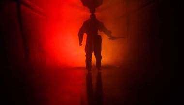 Ürpertici siluet koyu terk edilmiş binada. Manyak genel kavram ya da kabine kapılar ile karanlık koridor ve ışıkları ile farklı pozlar duran korkunç korku kişi silueti ile ilgili korku.