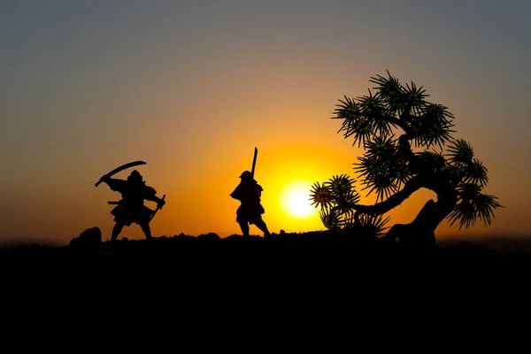 Silhouette Due Samurai Duello Vicino All Albero Immagine Con Due — Foto Stock