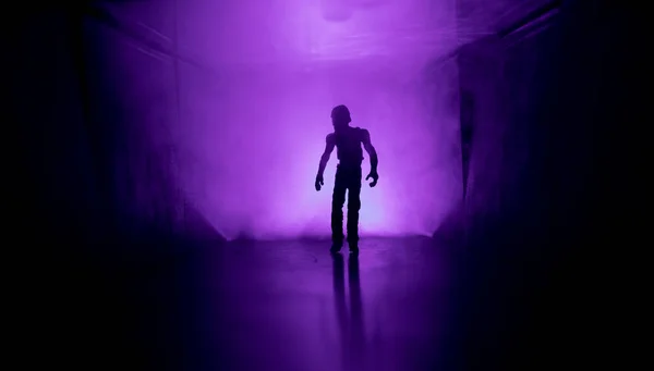 Жуткий Силуэт Темном Заброшенном Здании Концепция Зомби Апокалипсиса Тёмный Коридор — стоковое фото