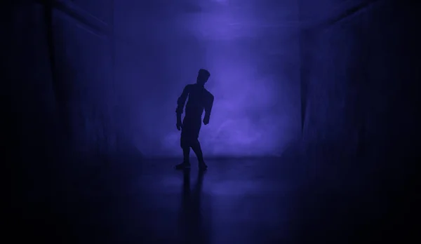 Silhouette Effrayante Dans Bâtiment Sombre Abandonné Concept Apocalypse Zombie Couloir — Photo